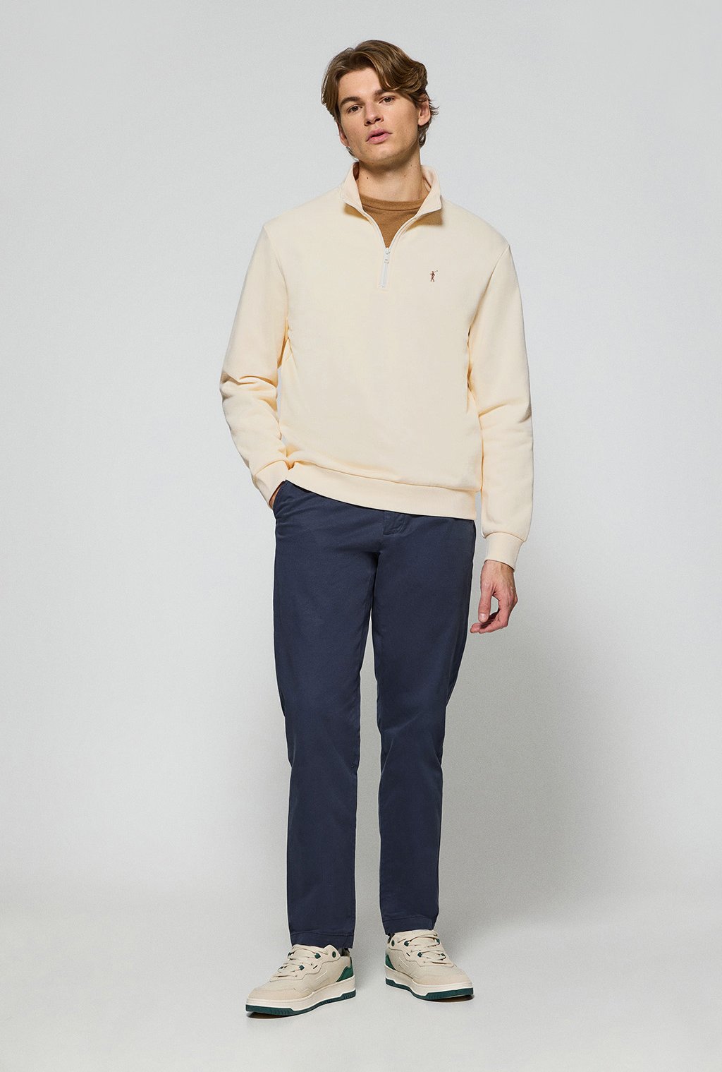 Sweatshirt ecru mit kurzem Reißverschluss und Rigby Go Stickerei