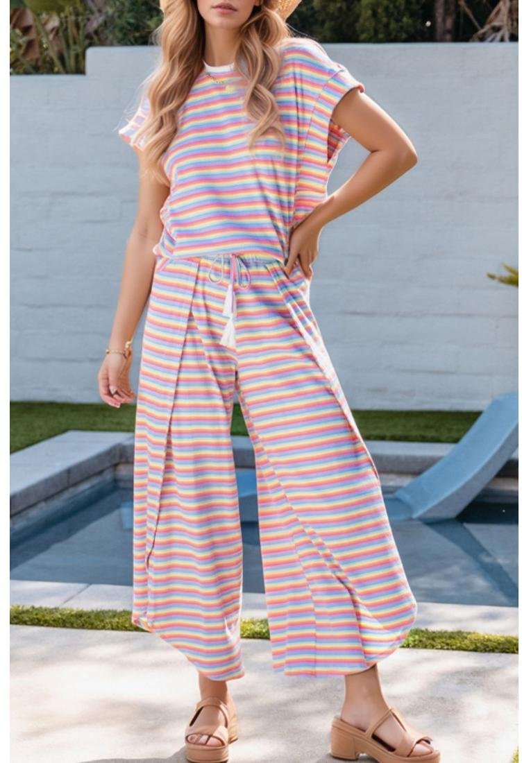 Thumbnail - Gestreiftes Set aus kurzarmeligem Oberteil und Hose mit Rundhalsausschnitt