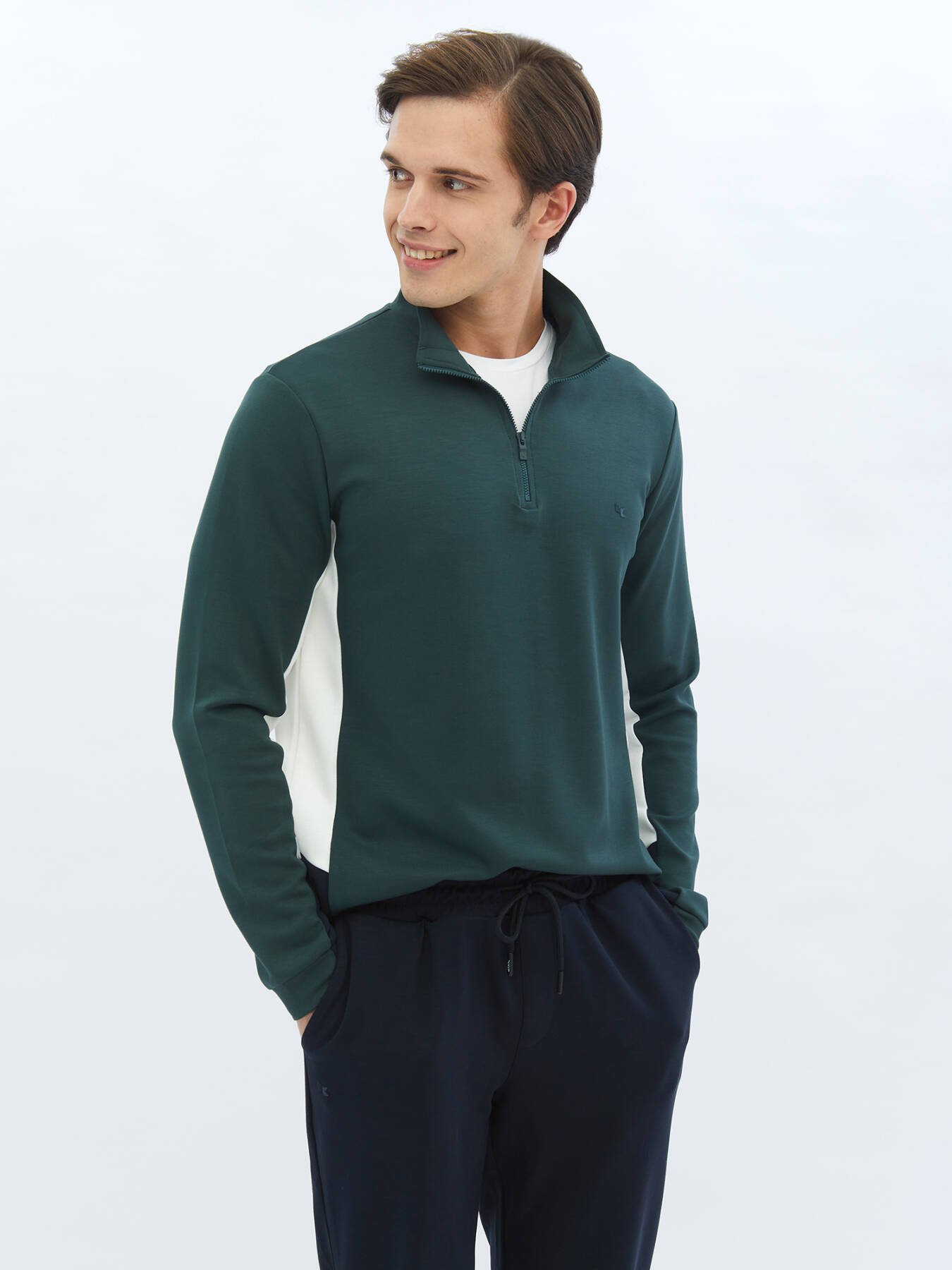 Einfarbiges Sweatshirt mit hohem Kragen