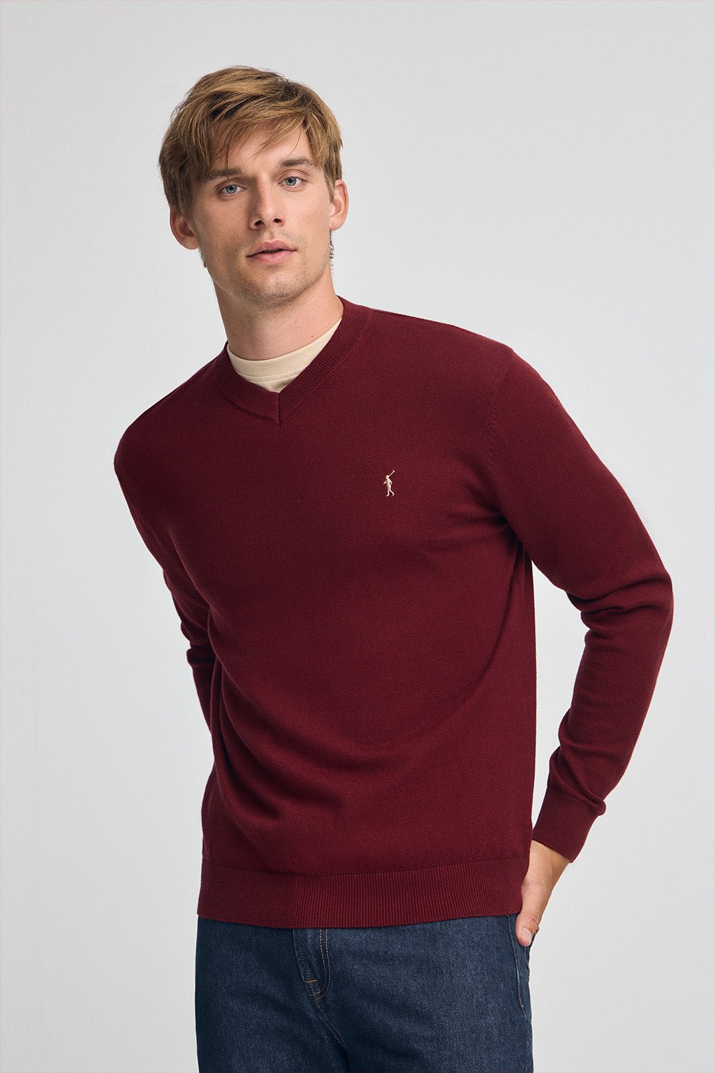 Pullover granatrot aus Wollgemisch mit V-Ausschnitt und gesticktem Rigby Go-Logo