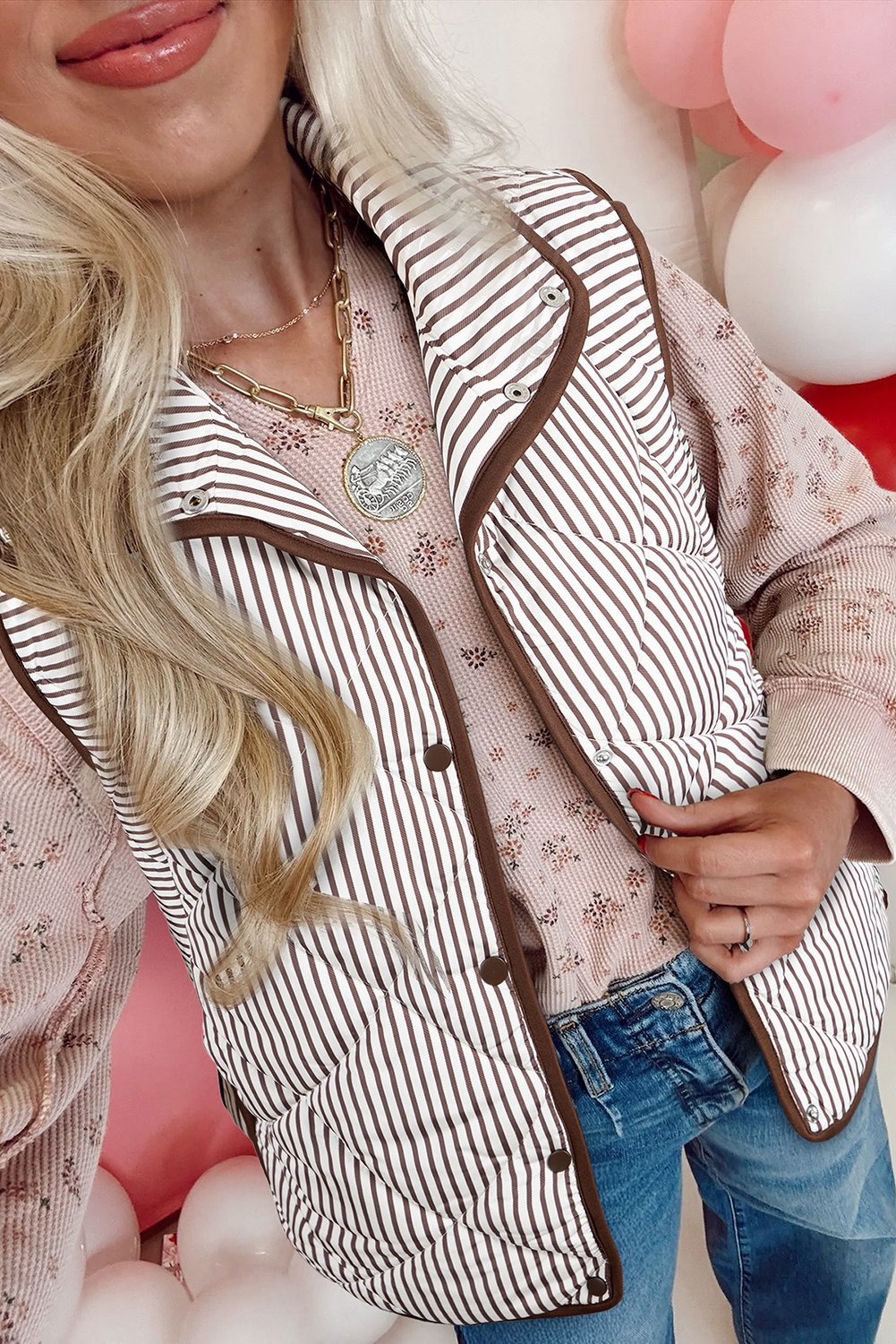 Gestreiftes Puffer-Westen-Model mit Polsterung