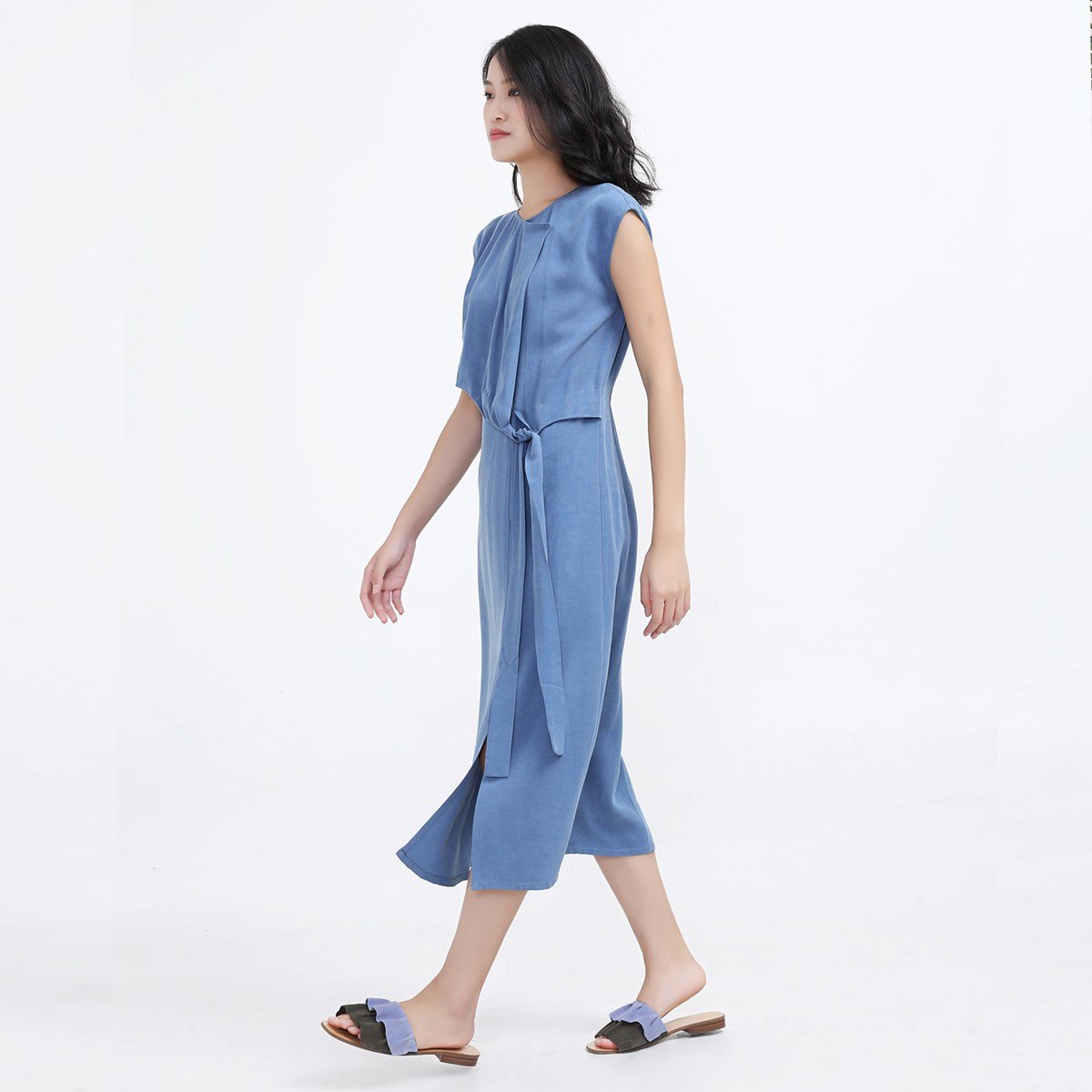 Minimalistisches Midikleid mit seitlicher Krawatte