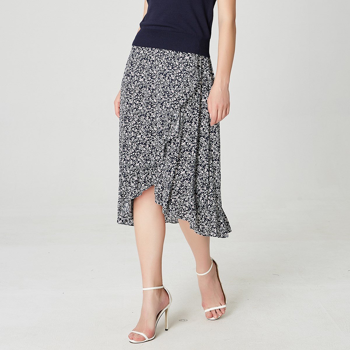 Kreuzrüschen und Rock mit Blumendruck