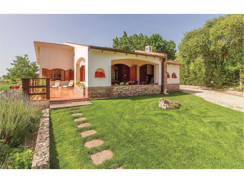 Holiday home in Vallo di Mazara from £53 per night