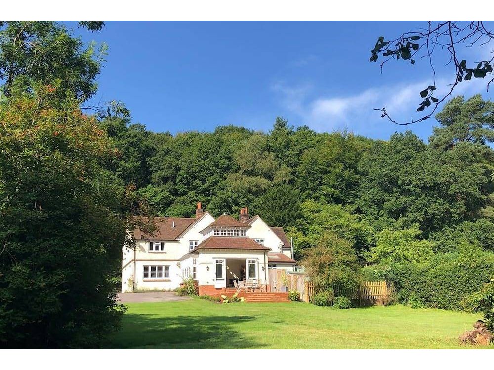 Holiday home in Surrey from £216 per night