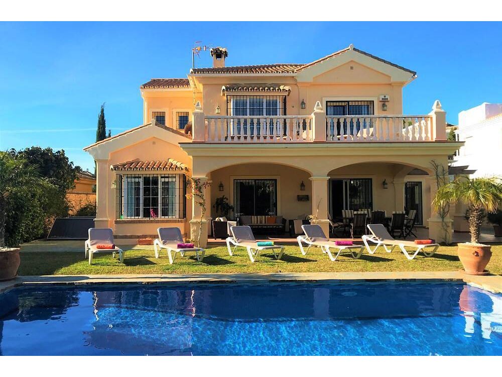 Holiday home in Casares from £433 per night