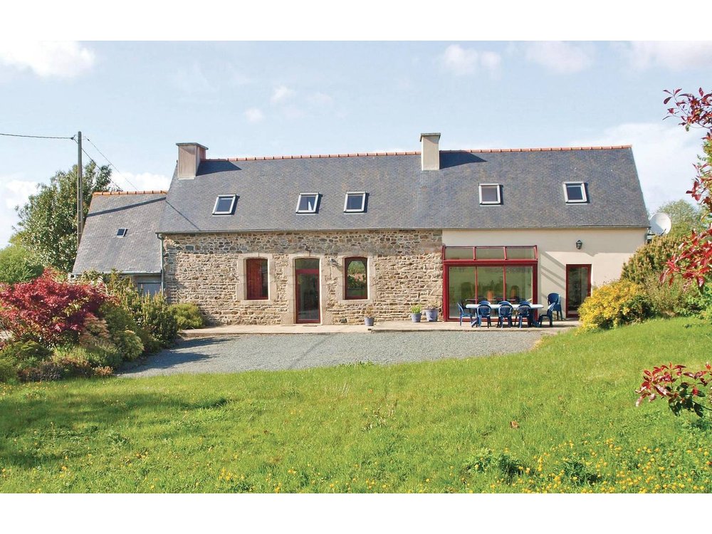 Holiday home in Trédarzec from £43 per night