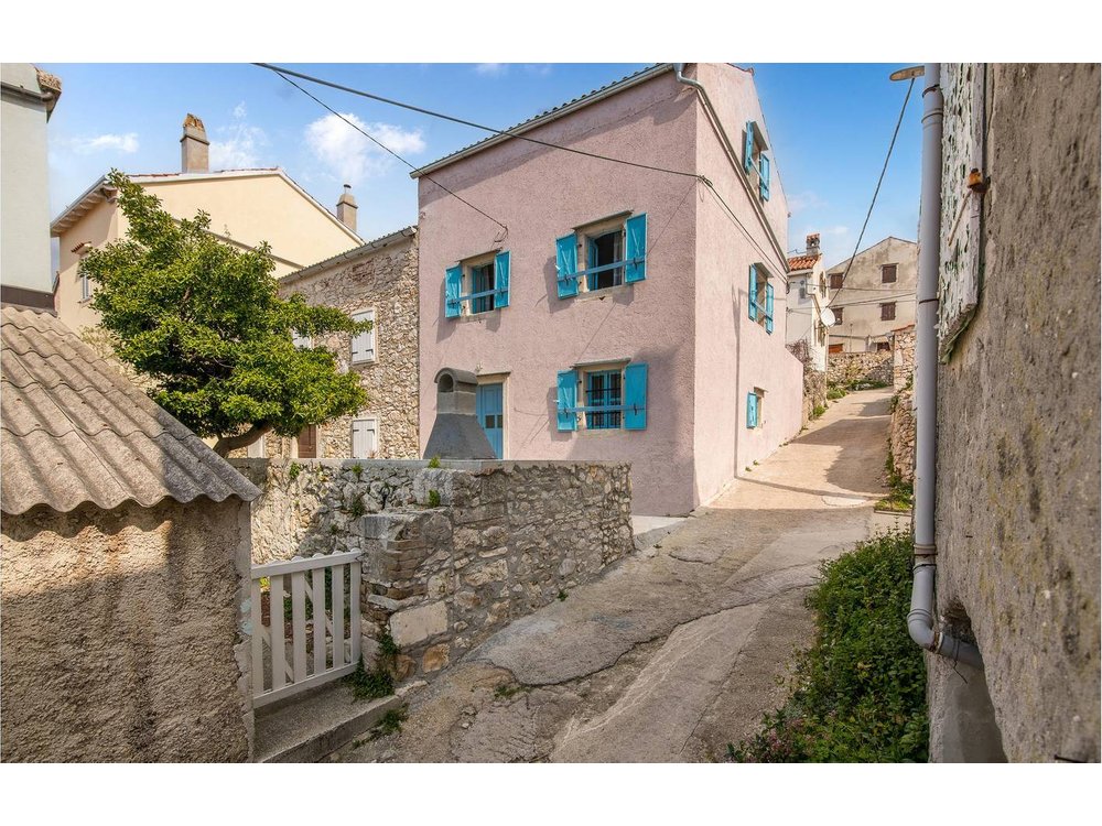 Holiday home in Unije from £54 per night