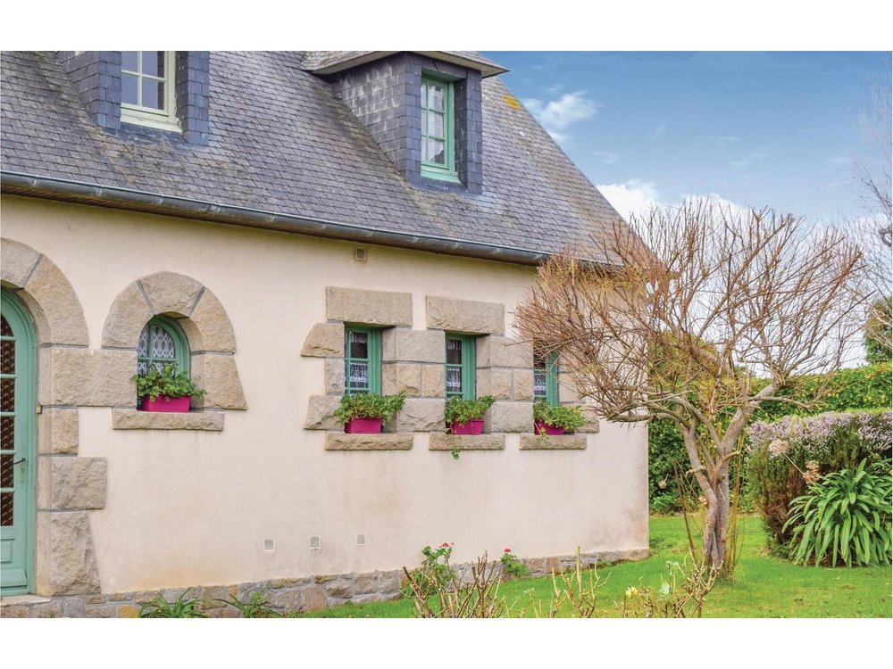 Holiday home in Penvénan from £28 per night