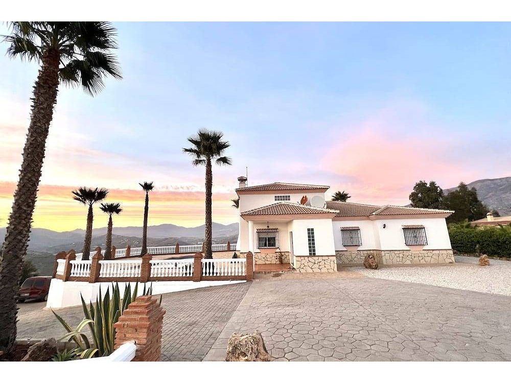 Holiday home in Viñuela from £158 per night