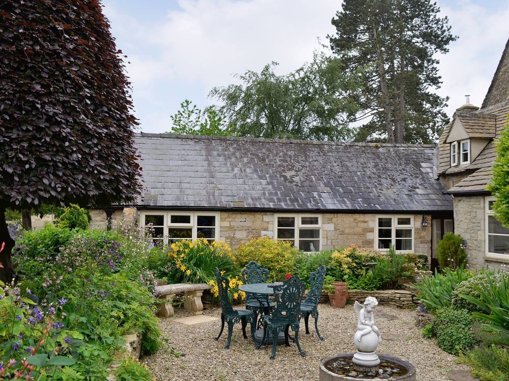 Holiday home in Cirencester from £74 per night