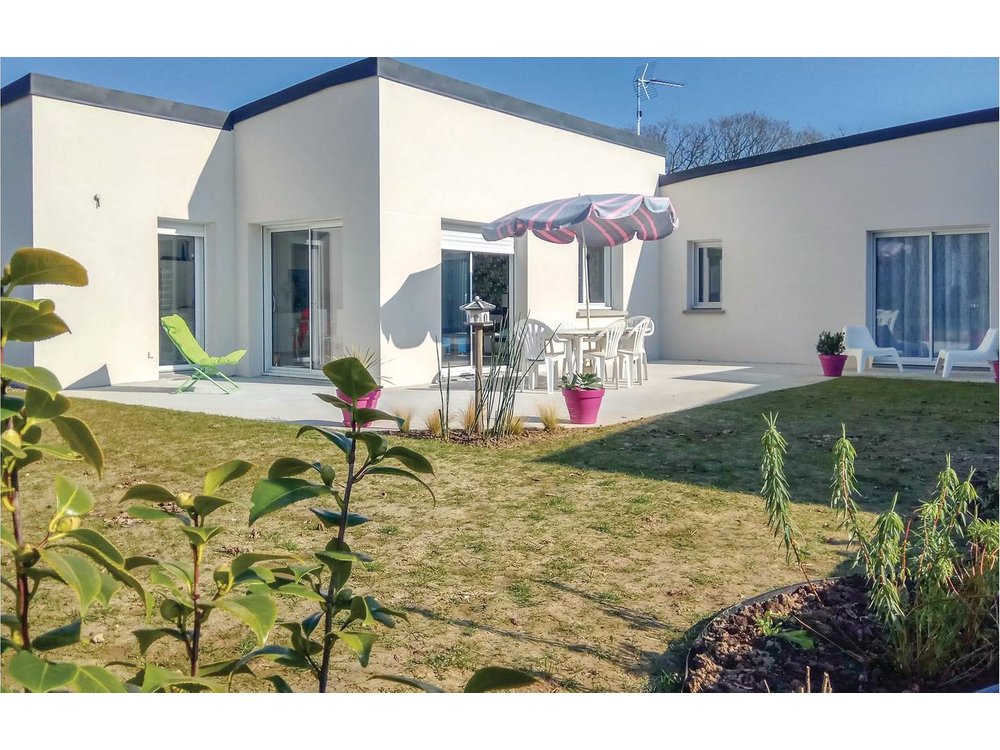 Holiday home in Matignon from £52 per night
