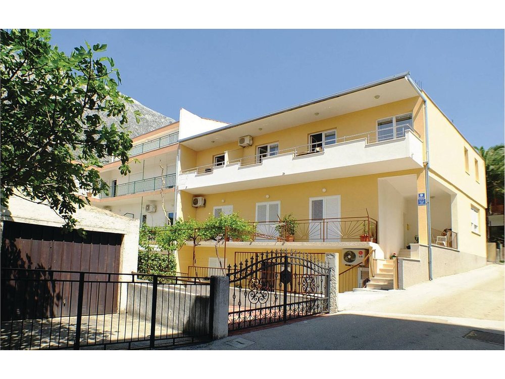 Holiday apartment in Baska Voda from £36 per night