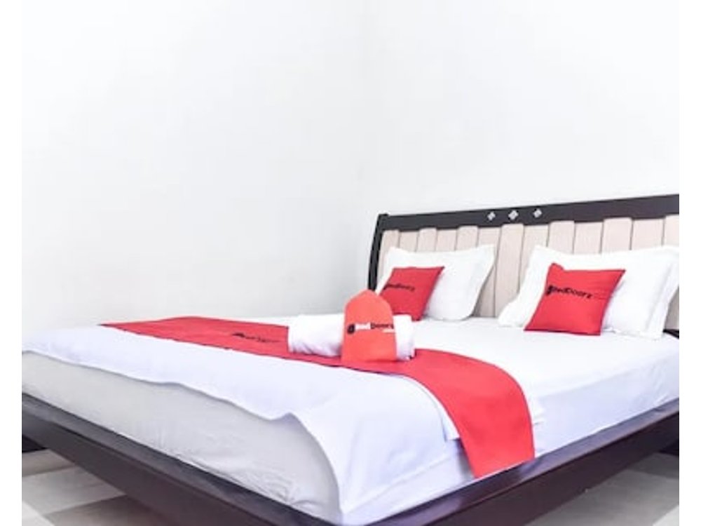 RedDoorz near Sultan Hasanuddin Airport 2