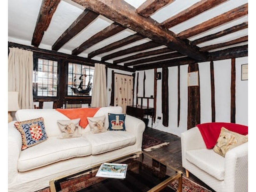 Tudor Cottage - An Enchanting Unique Stay