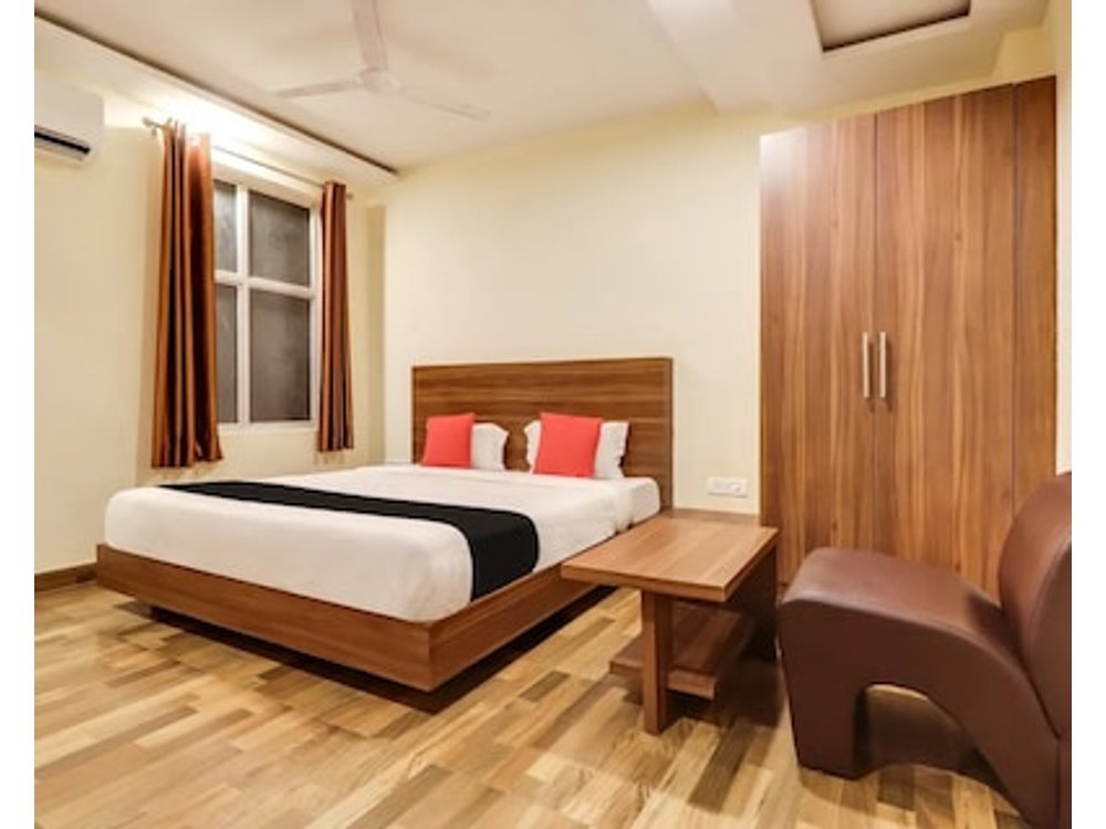 Super Capital O Seven Wonders Inn Near Sahara Ganj Mall