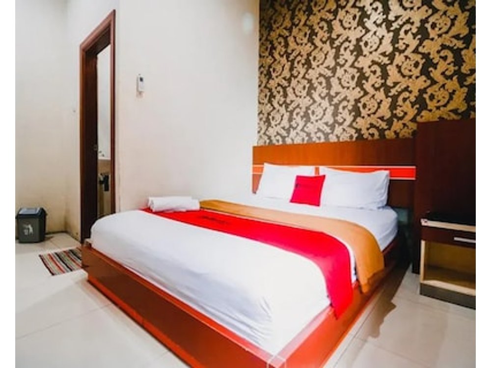 RedDoorz Plus @ Grand City Inn