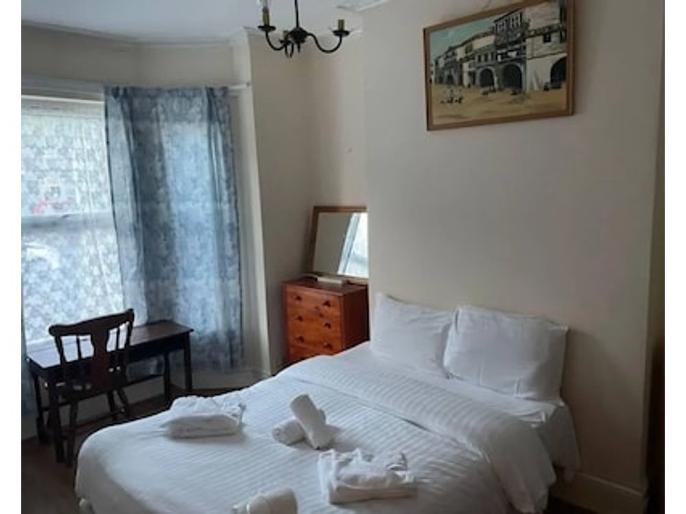 3-bed Airport House In Prime Location For Flight
