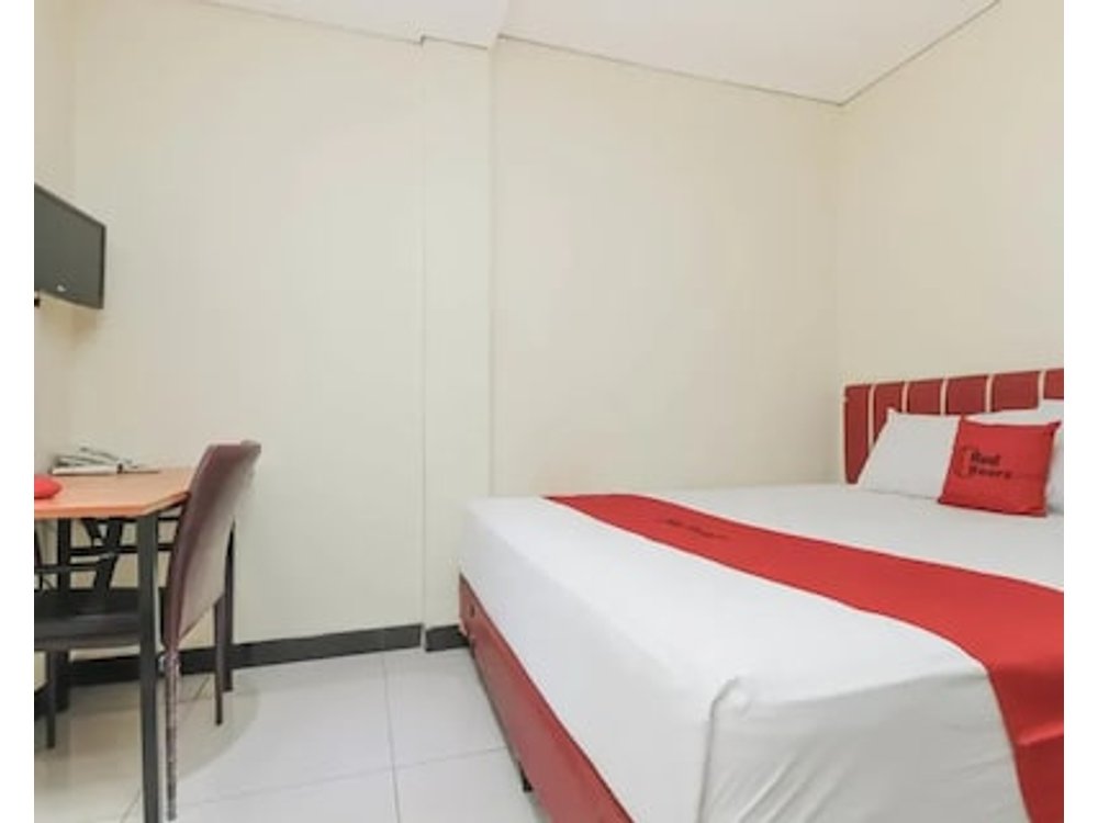 RedDoorz Plus @ Jalan Pemuda Jakarta
