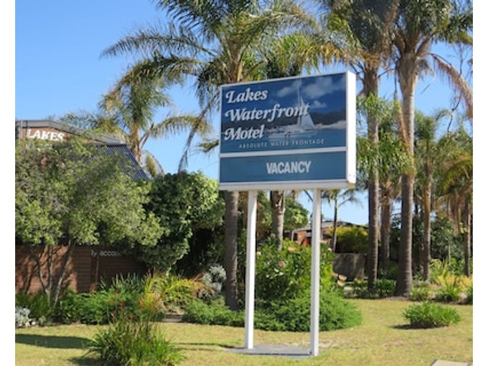Lakes Entrance Waterfront Cottages with King Beds