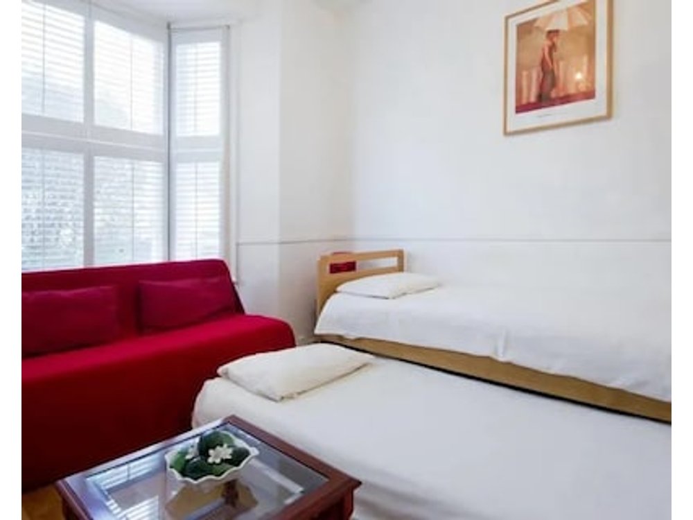 Arsenal 123 close to Emirates stadium direct Eurostar Heathrow-free parking