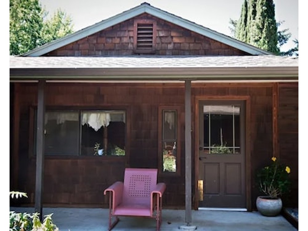 The Cottage With Riverfront Access And In Town Convienence