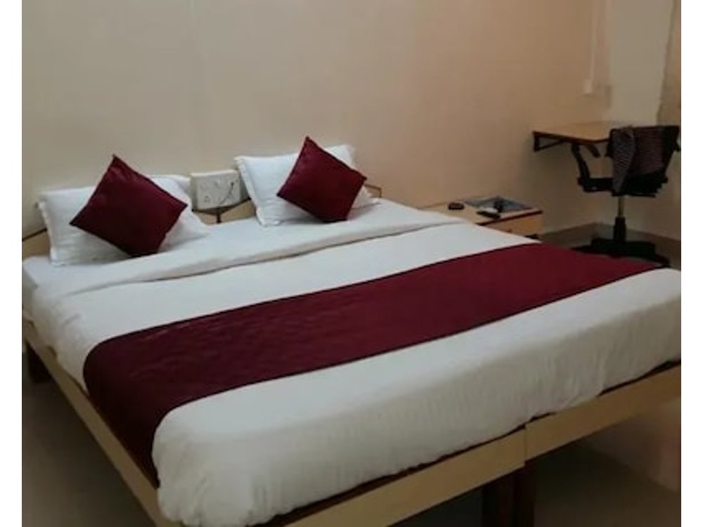 Collection O Hotel Royce Studios Near Pune Airport