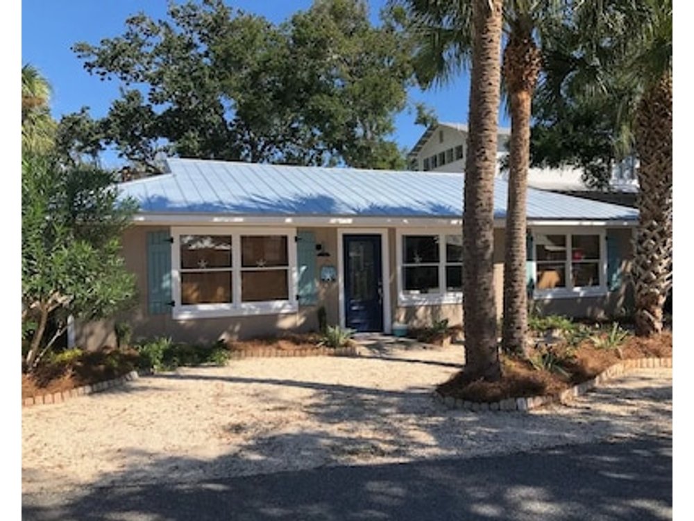 Updated Cottage! Walk To The Beach! Bikes & Beach Wagon Included!