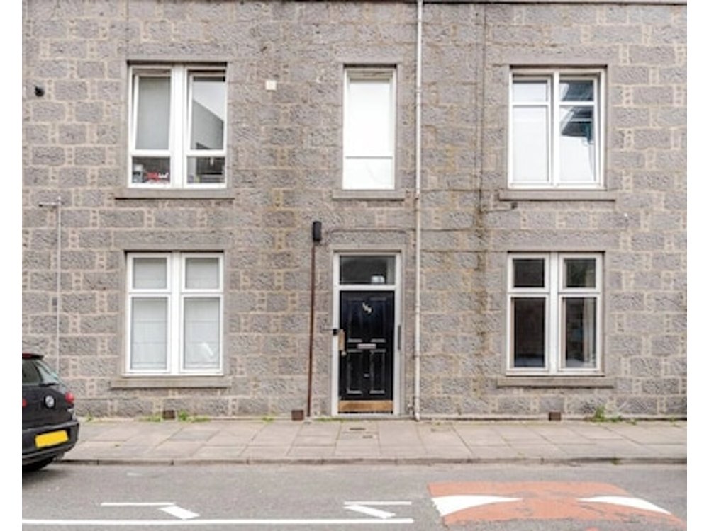 Modern 1 Bedroom Flat in Aberdeen City Center With Parking.