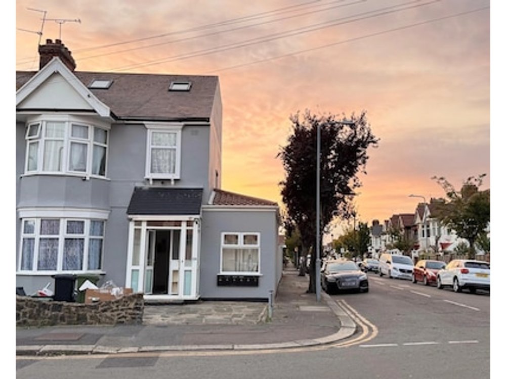 Room 2: Modern Double Room with En-Suite in Ilford London