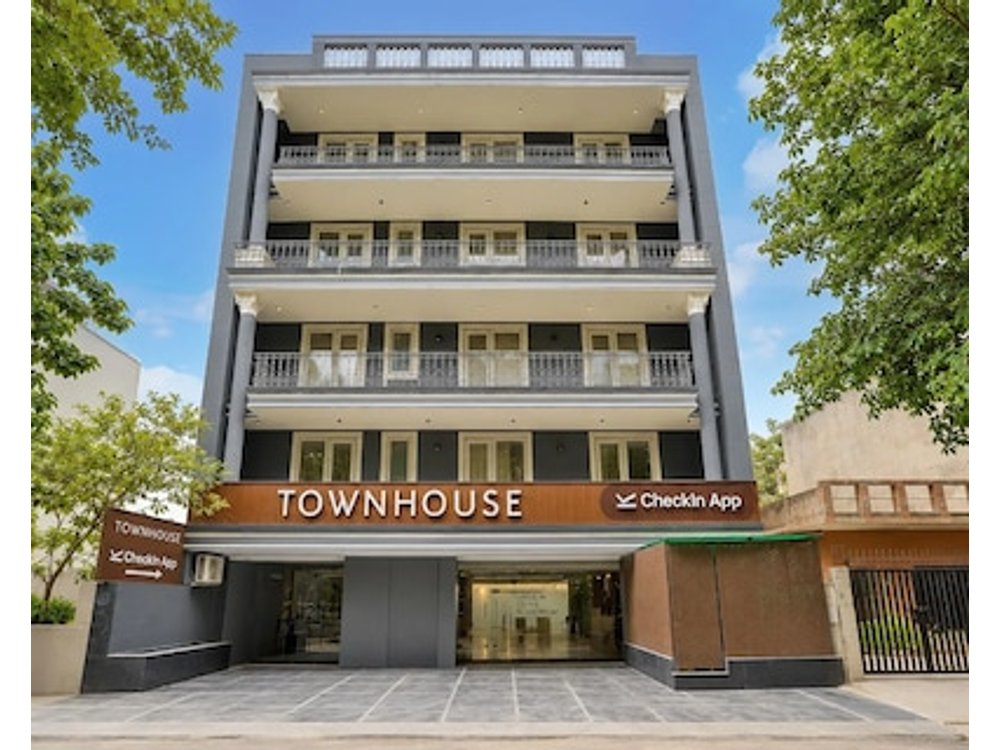 Super Townhouse Oak Udyog Vihar