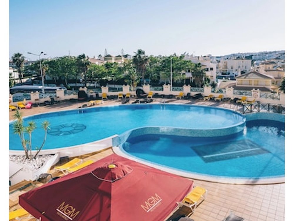 Relaxing Getaway Awaits! Comfortable 1BR with Kitchen & Balcony 2 Onsite Pools!