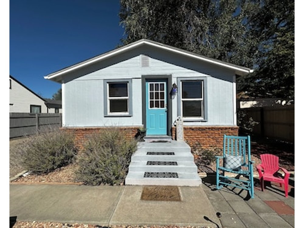 Charming Cottage Minutes Away From Downtown