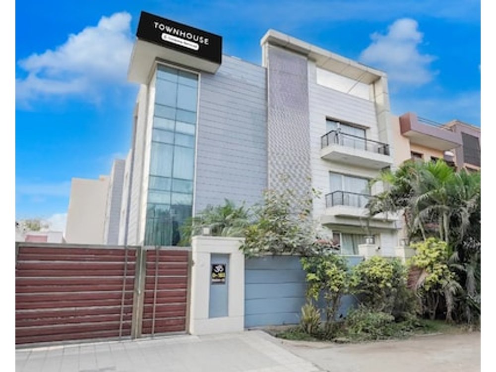 Super Townhouse 1200 Luxury Suites Inn