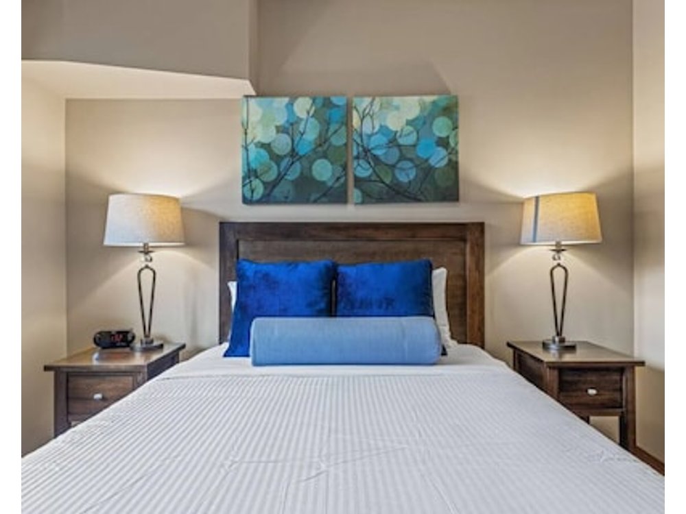 Lovely 3BR MTN Getaway w/ Pool Hot Tub in Canmore