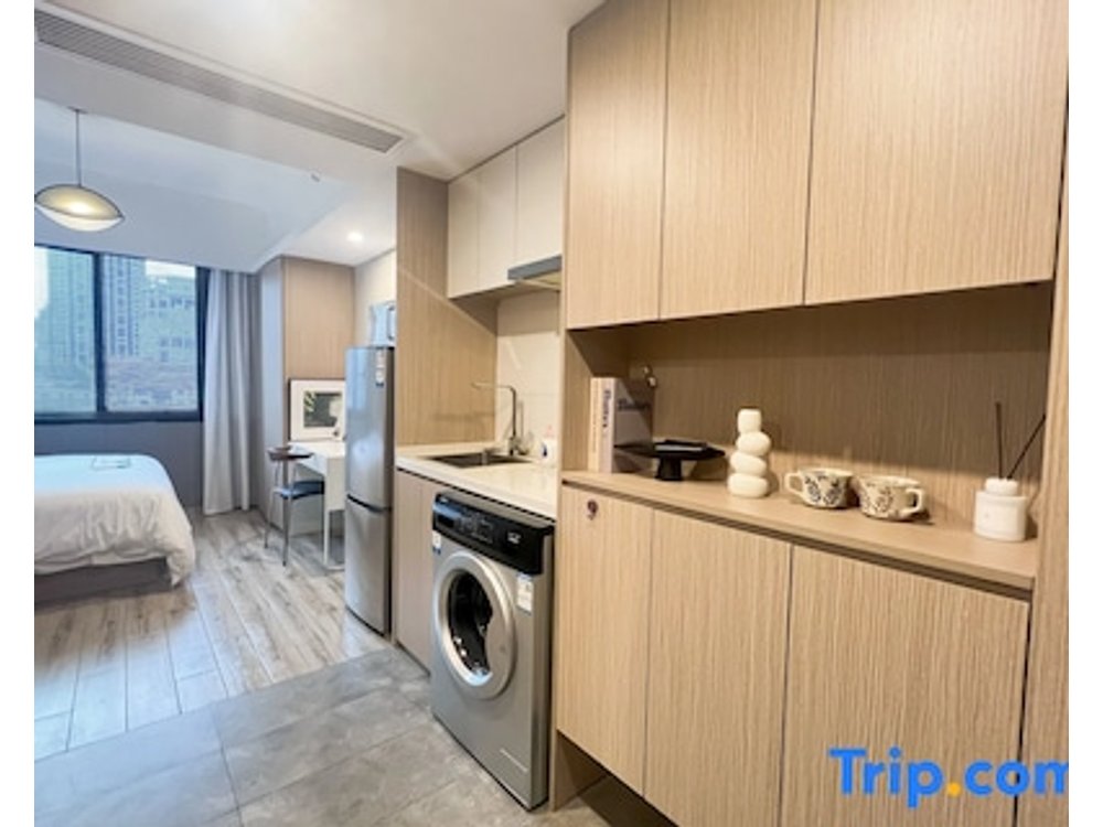 Qianshi Apartment (Shanghai Yuyuan Subway Station Branch)