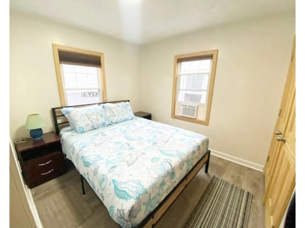 Large 2BD cottage 10 min to Pier & Beach Sleeps 6