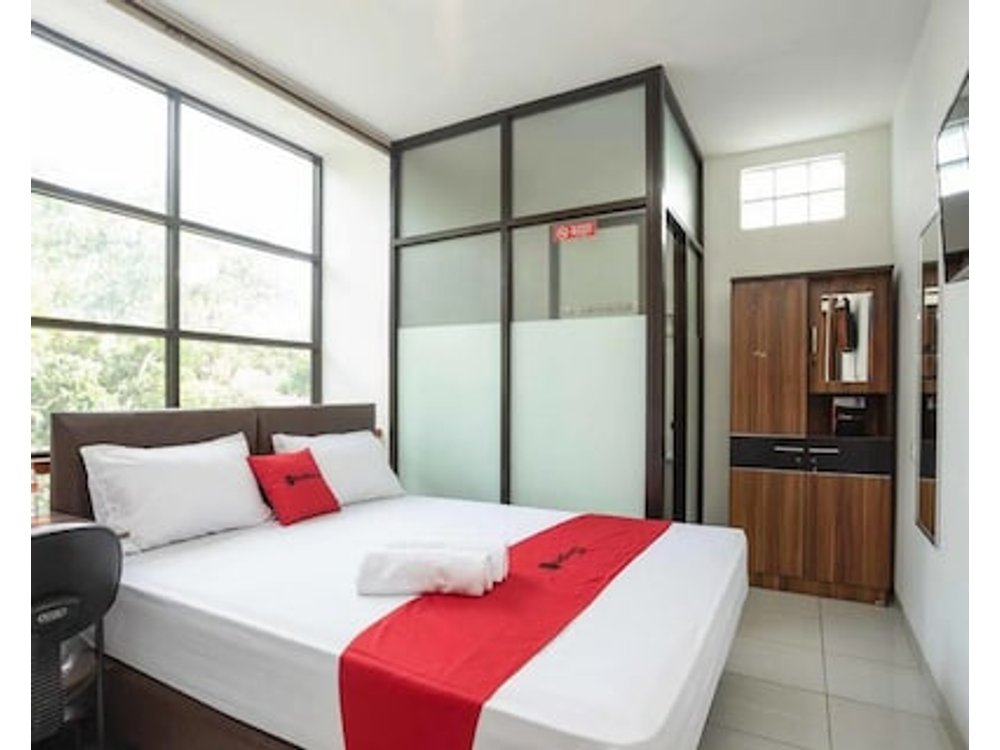 RedDoorz near Eka Hospital BSD City