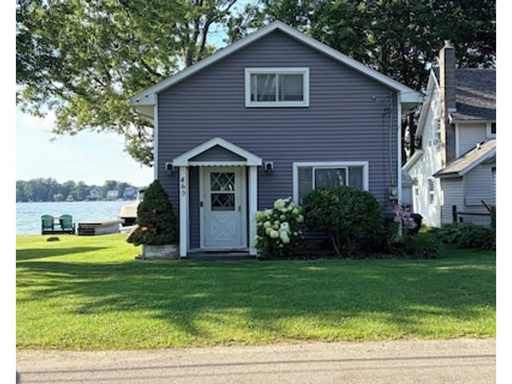 Wampler’s Lake Adorable 3-bedroom Lakefront Cottage