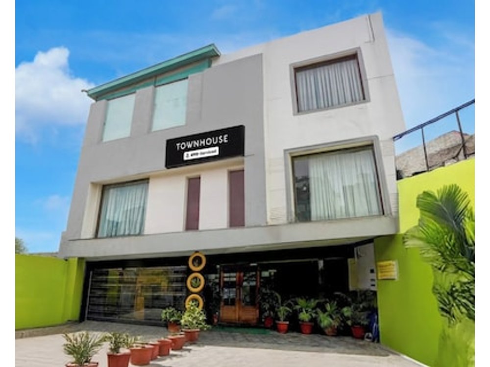 Super Townhouse by Zirakpur Bus Stand