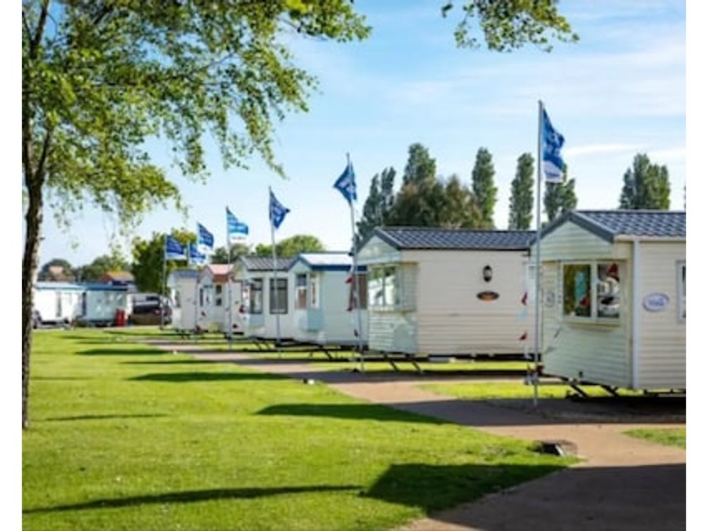 Modern & Blissful Beach Holiday Park Home in Essex