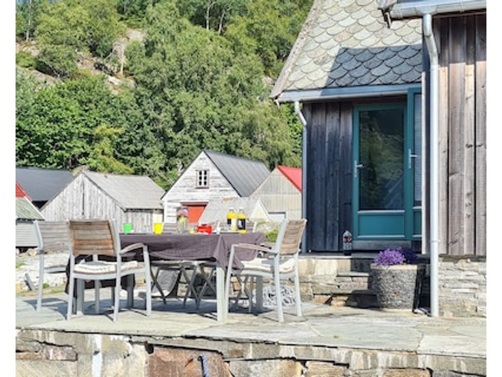 Cottage 2 meters from the sea Bekkjarvik 60 km from Bergen
