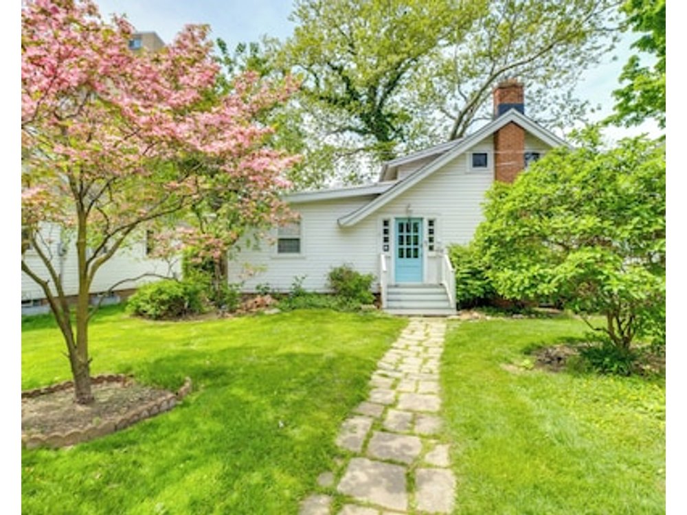 Coastal Lake Erie Cottage W/ Amazing Water Views!
