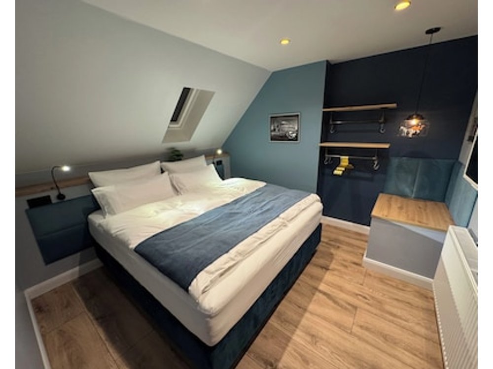 Spacious 4-bedroom Apartment In Charming Oberhausen With Ac Wifi