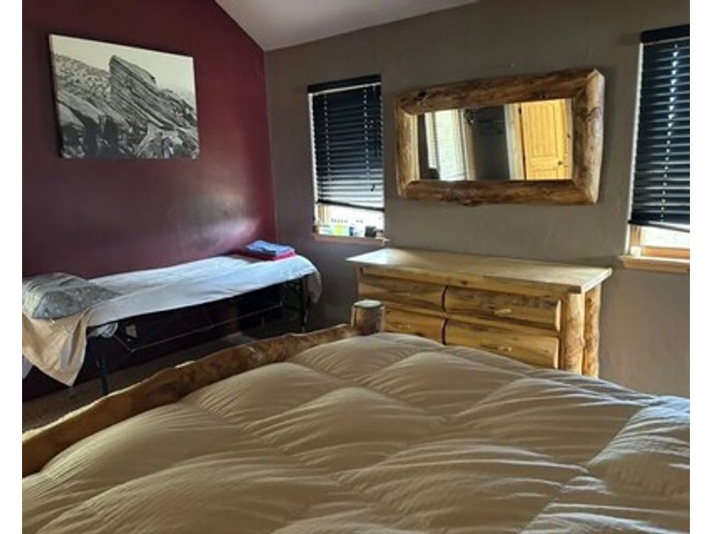 Mountain Rustic 4-bedroom house in Evergreen perfect for your getaway.