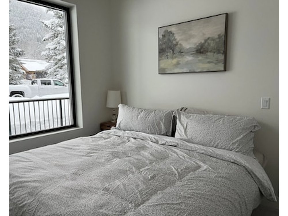 Cozy & Bright Mountain Getaway. Enjoy A Soak After A Hard Days Play!