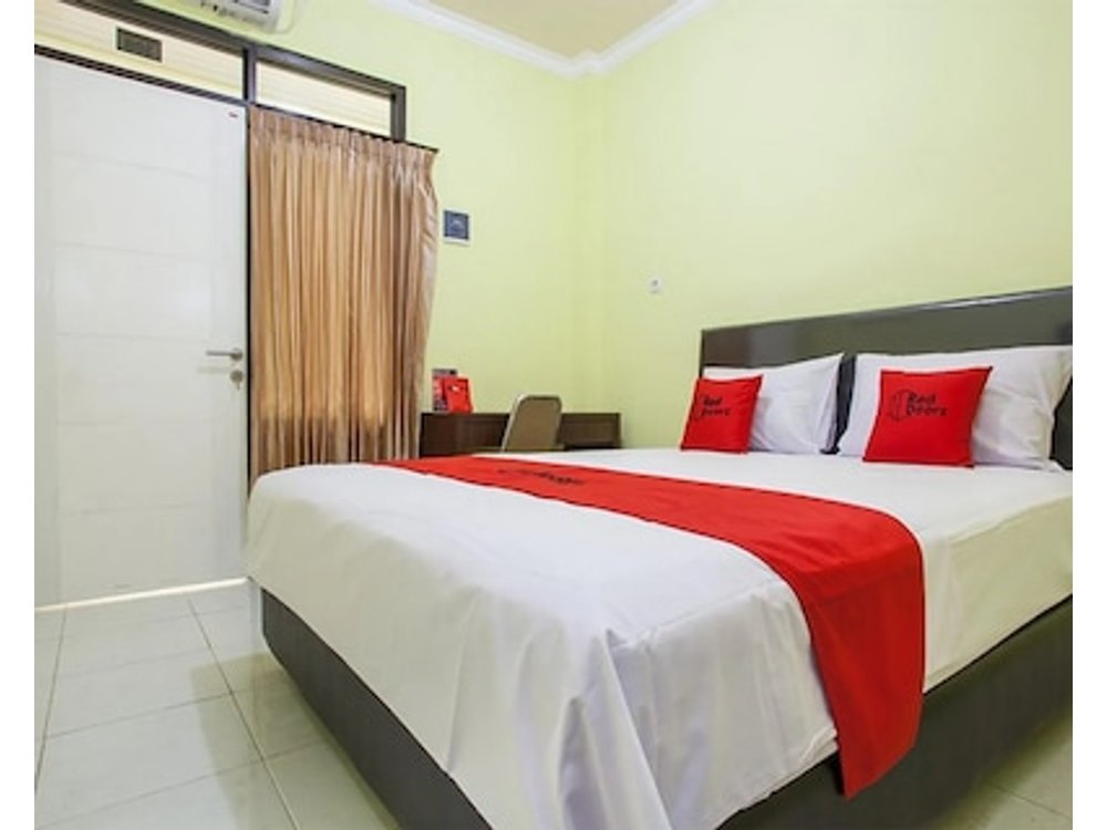 RedDoorz near Petra University 2