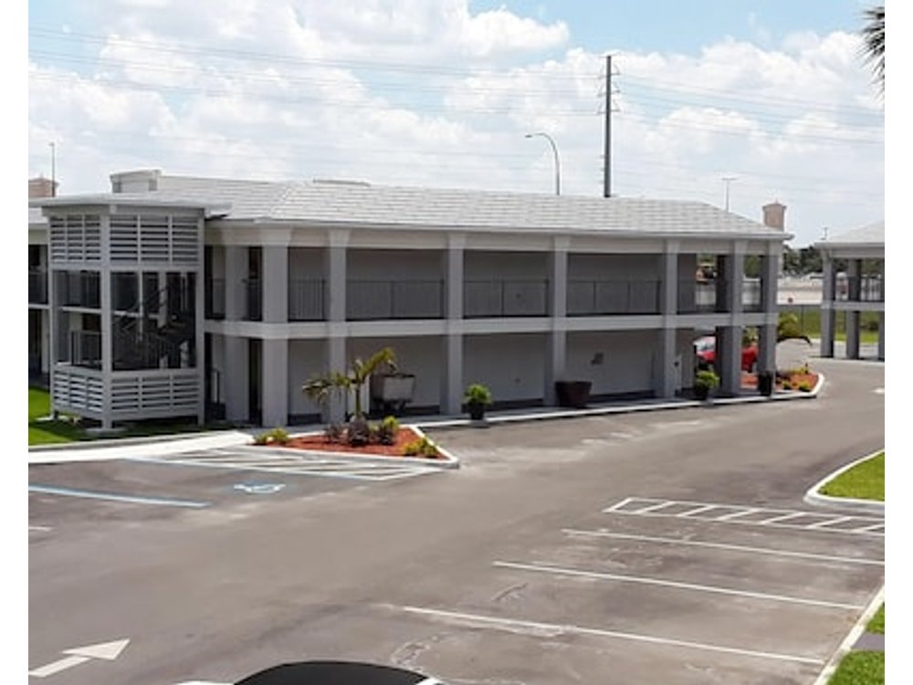 Clarion Inn & Suites Across From Universal Orlando Resort