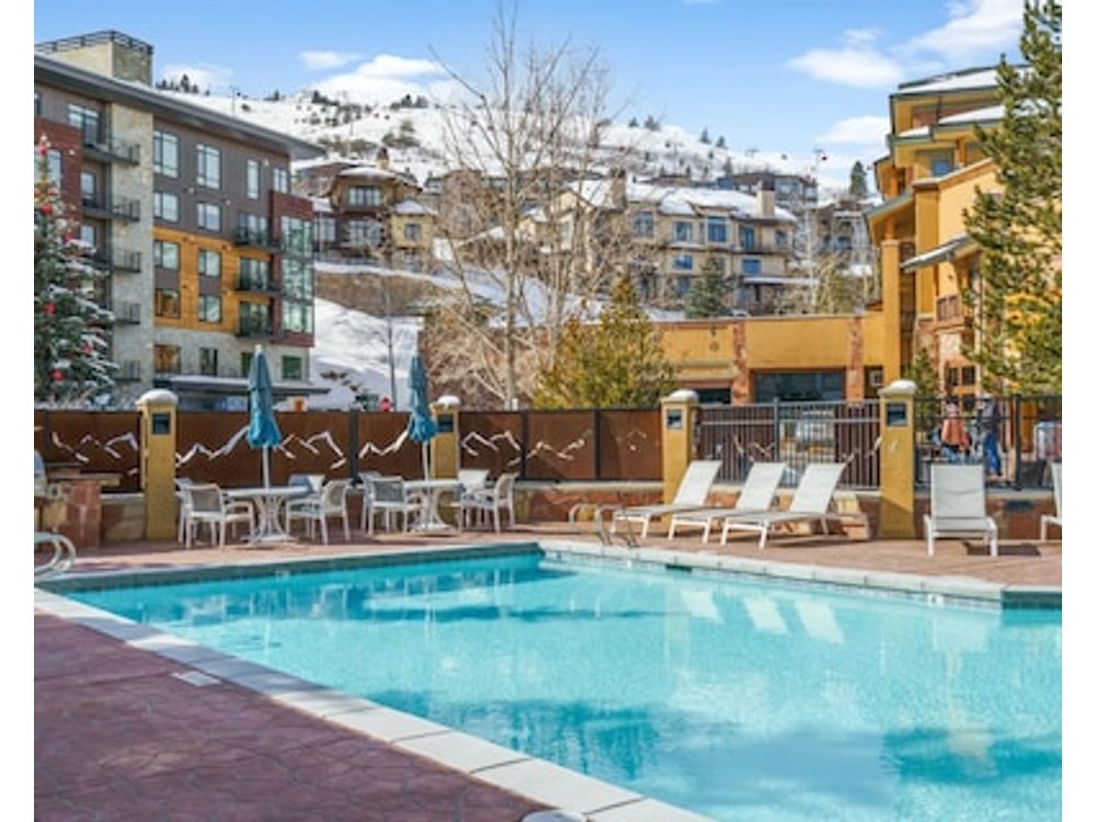 Perfect 1 Bedroom Ski-In Ski-Out Getaway in Sundial Lodge