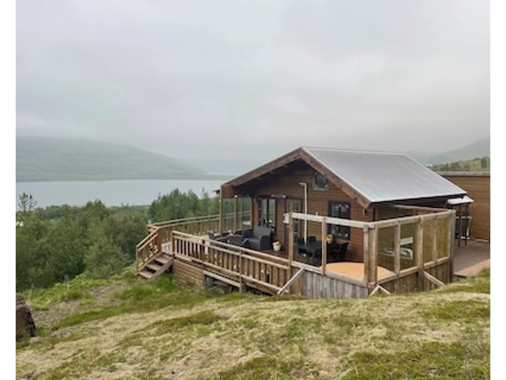 Peaceful 1-bedroom cottage in Hvalfjarðarsveit by the Lake